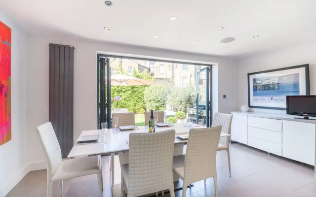 Luxury Barnes Family Home with Garden