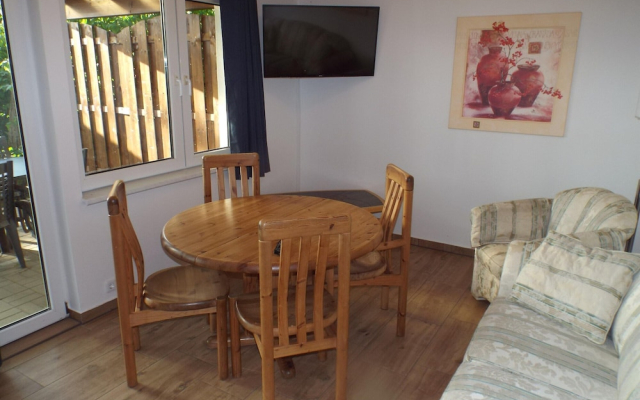 Moderner Bungalow im Ferienpark mit Seezugang