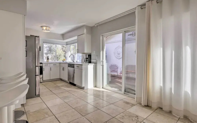 Sun Deck, Hot Tub & Kayak: Lakefront Tempe House