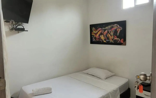 Hostal S Y S