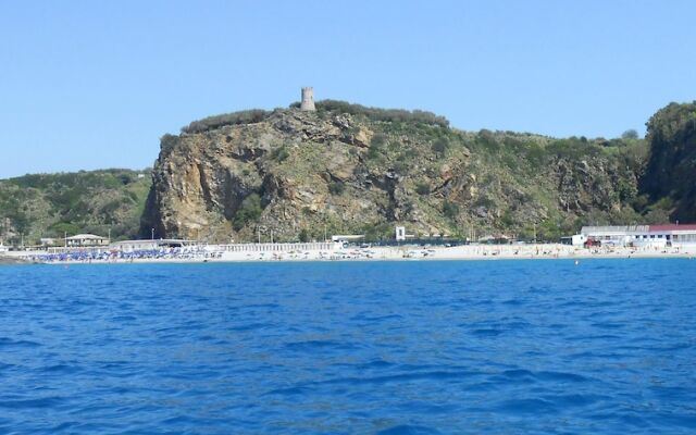 Отель House With 2 Bedrooms in Palmi, With Wonderful sea View, Furnished Terrace and Wifi - 100 m From the Beach Италия, Пальми - отзывы, цены и фото номеров - забронировать отель House With 2 Bedrooms in Palmi, With Wonderful sea View, Furnished Terrace and Wifi - 100 m From the Beach онлайн пляж