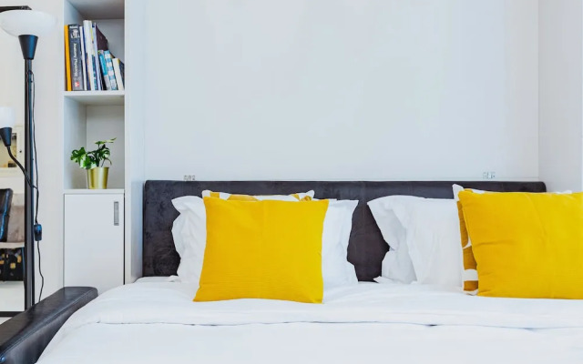 Waves - Chic Studio With Balcony Overlooking City Views