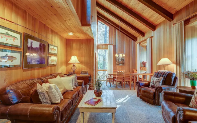 22 Rogue Home with Private Hot Tub, BBQ, and Game Room by RedAwning