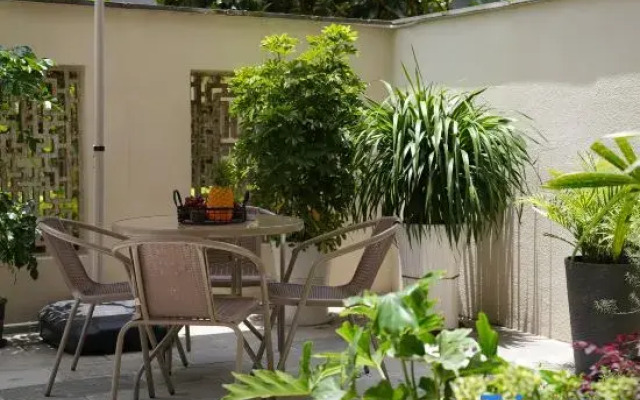 Tengchong Nuanrenju Hot Spring Homestay (Wenxinglou Branch)