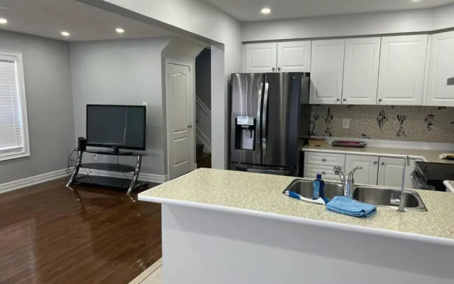 cheerfully 3 bedroom home with free parking & wifi