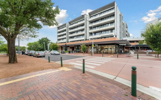 Perfect Location 1-bed With Balcony, BBQ & Parking