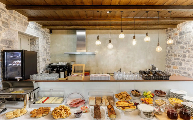 Trapela Limeni Luxury Suites