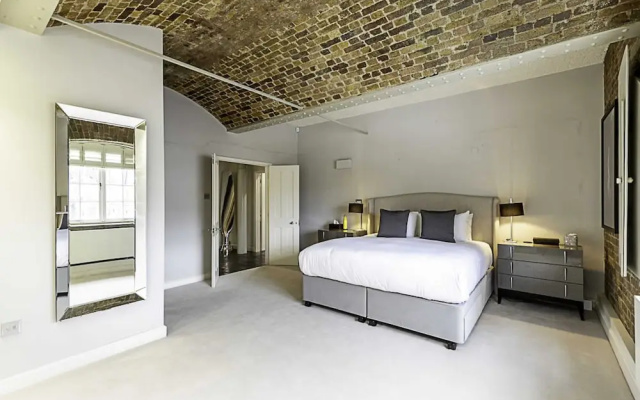 Charming Home in St Katharine Docks