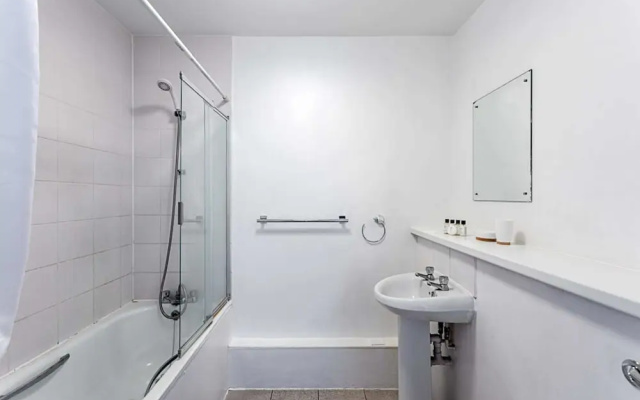 Modern 1 Bedroom Apartment in West London