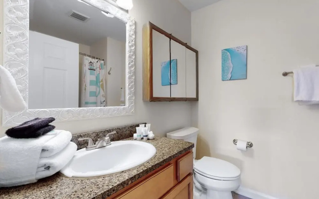3b/2b w/ Pool & Tennis Court, Sleeps 6