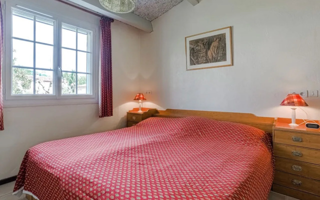 Classy Holiday Home with Swimming Pool, BBQ, Terrace, Garden
