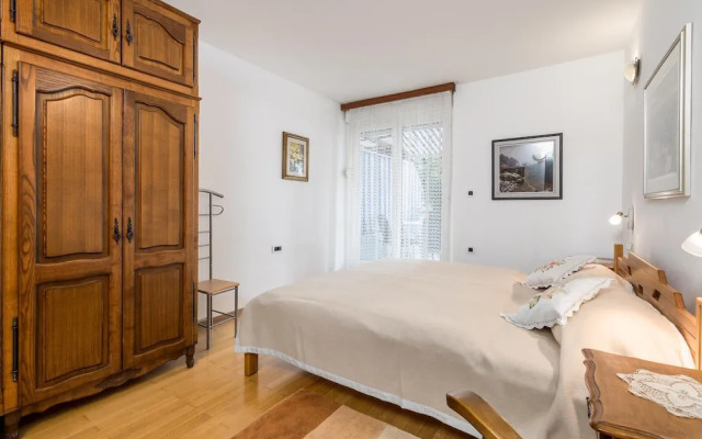 Stunning Apartment in Icici With Wifi and 1 Bedrooms