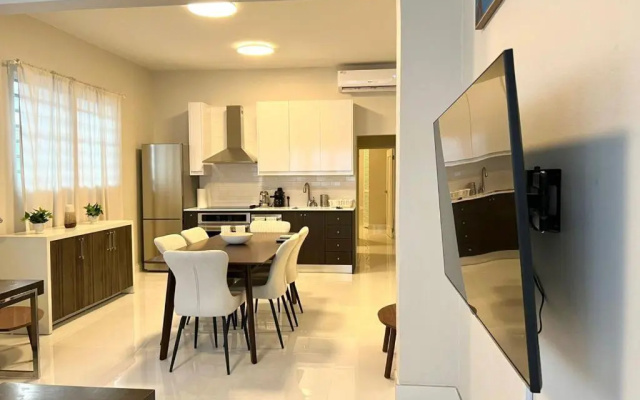 Luxurious Beachside 3-Br Apt