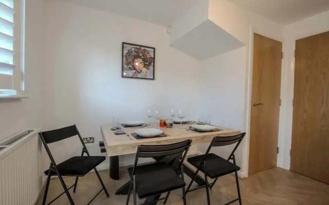 Modern 2-bed House In Swinton - Private Parking