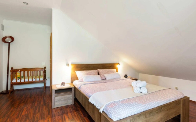 Cosy Apartment in Oto?ac With Balcony