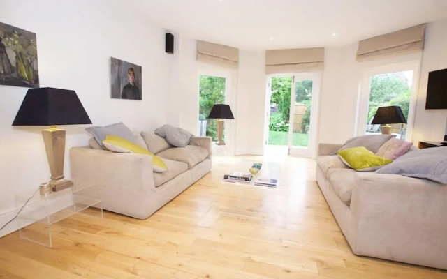 Modern 2-bed Flat in Clapham With Large Garden