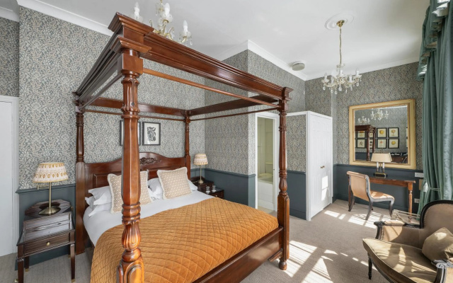 The Royal Hotel