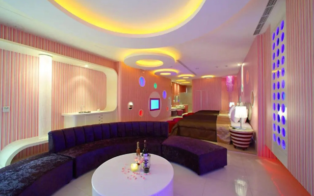 Le Chateau Hotel