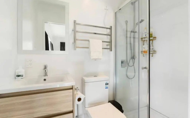 Spacious Utuhina Holiday House