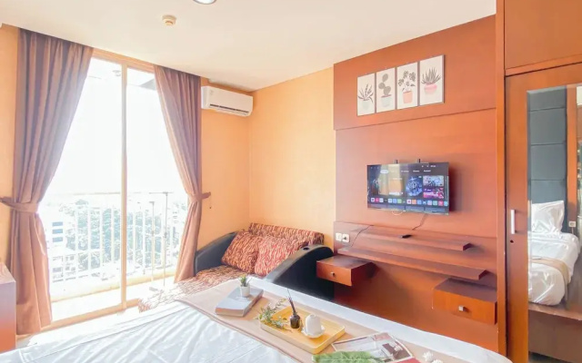 Warm Wood Accents Studio At Mangga Dua Apartment