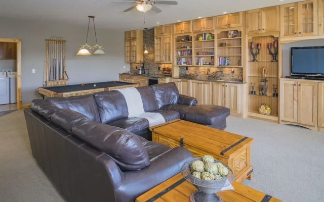 Garlands' Alpine Lodge Luxury Vacation At Windcliff 3 Bedroom Home by RedAwning