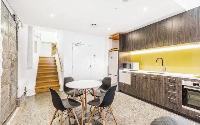 Contemporary 1BR Queen St. Retreat by Zodiak Stays