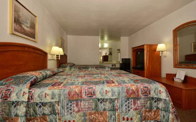 Econo Lodge East
