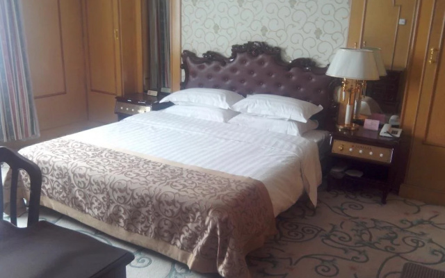 Huafeng Hot Spring Castle Hotel
