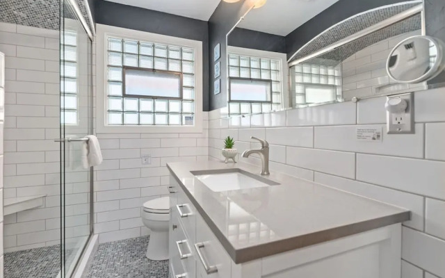 Historic Mountain Ave Bungalow - Walk Everywhere!