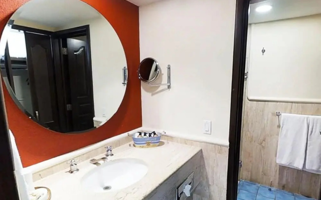 Astounding Studio Sleeps 4 With Unique Pool in Cabo