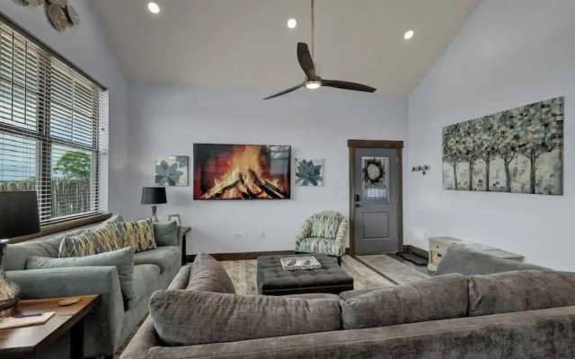 West End Nest With Hot Tub!