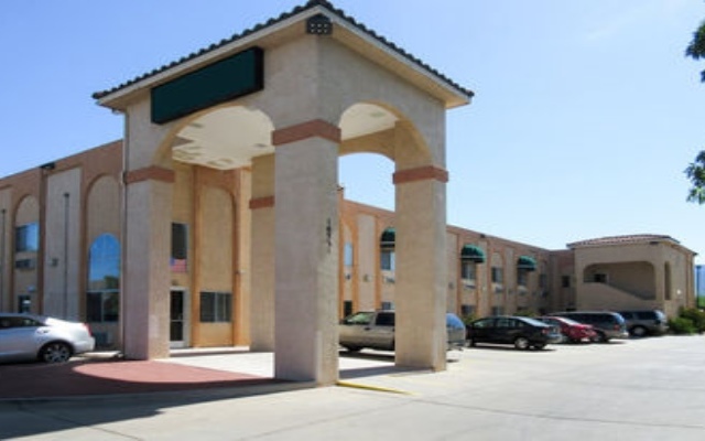 Econo Lodge Inn & Suites 1