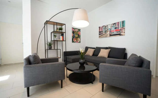 Modern and lovely apartment next to subway station