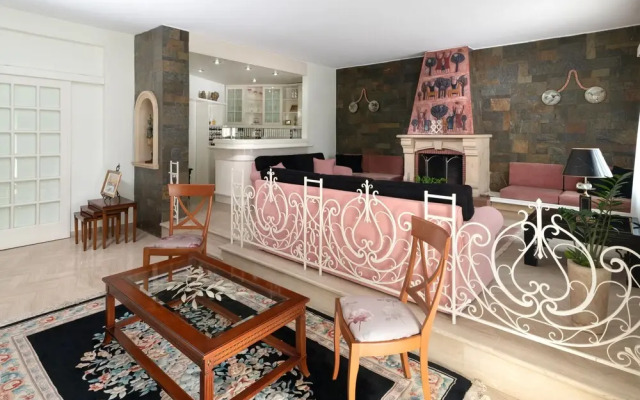 Elegant Harbour Apartment