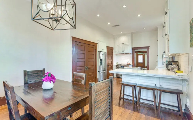 Walkable & Historic Houston Heights Bungalow!