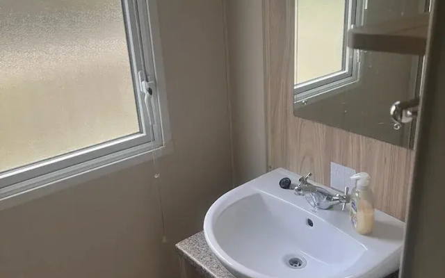 3 Bed Caravan - Sleeps 6 - Pets - 5 min to Beach