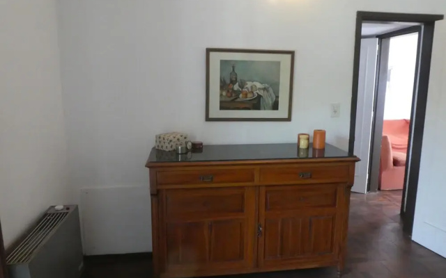 Departamento-casa muy amplio y céntrico.