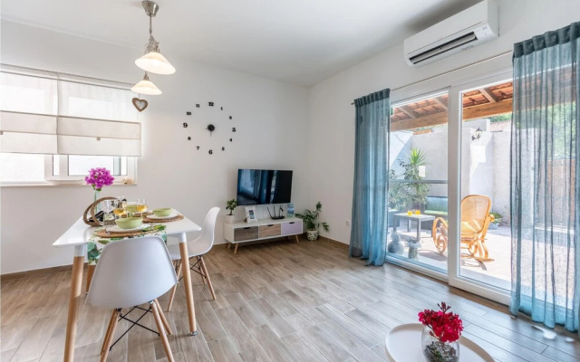 Nice Apartment in Milna With 1 Bedrooms and Wifi