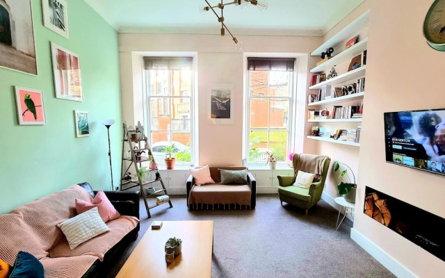 Vibrant Spacious Apartment In West End