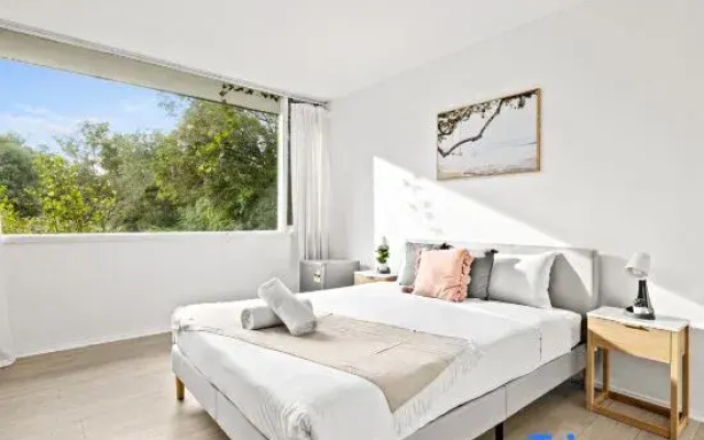 Bright & Cozy Rooms – Steps to Train & Shops