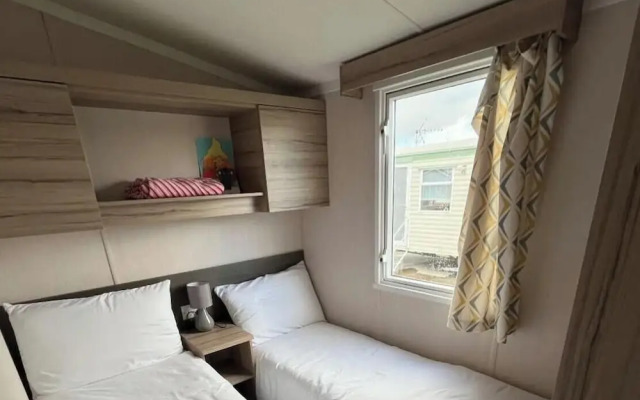 Modern 3-bedroom Caravan Near Beach at T