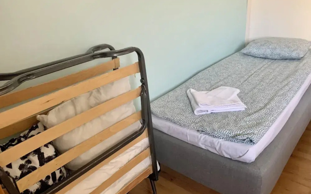 Studio Apartment - Great Location & Parking
