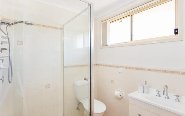1/4 Huntly Close