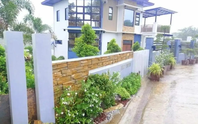Villa - Sleeps 10 - Communal Pool - Parking