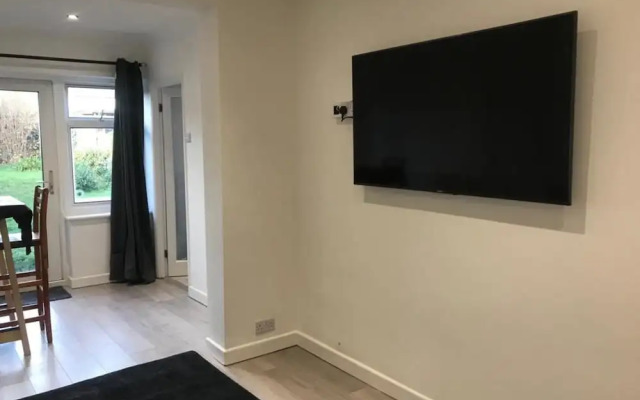 Impeccable 2-Bed Cottage in Dagenham