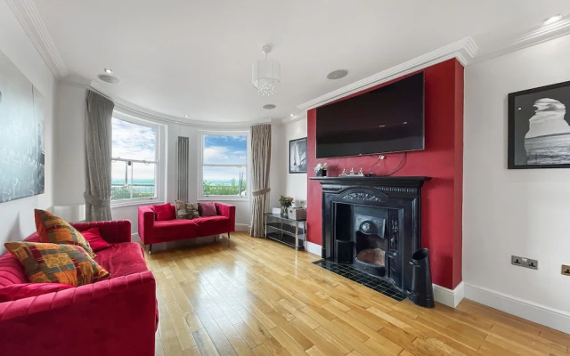 Harbour front house on The Paragon !