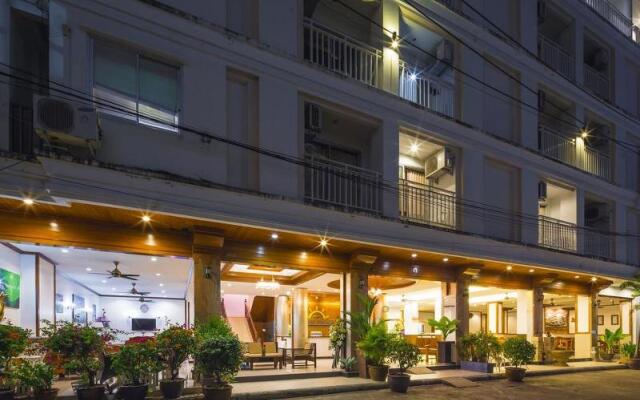Отель Azure Phuket вид на фасад