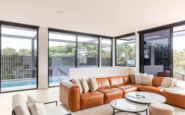 The Luxe Seabreeze Heated Pool Spa Cinema