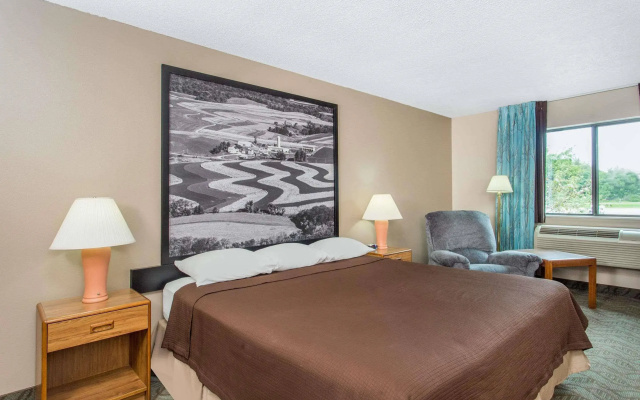 Super 8 by Wyndham Dodgeville