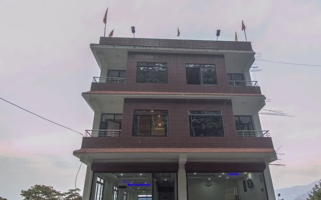 OYO 28105 Hotel Blue Sapphire